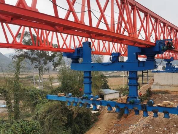 如何確保50米架橋機(jī)在極端天氣條件下的施工**？