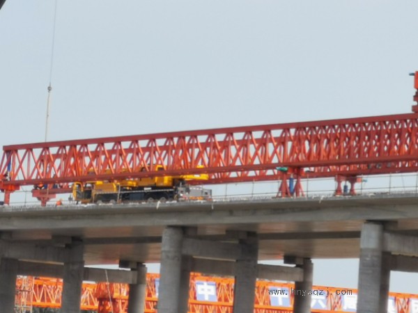 50噸架橋機(jī)施工時(shí)，如何進(jìn)行施工現(xiàn)場(chǎng)的布置和管理？