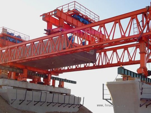 50噸架橋機(jī)施工時(shí)，如何進(jìn)行現(xiàn)場(chǎng)**防護(hù)？