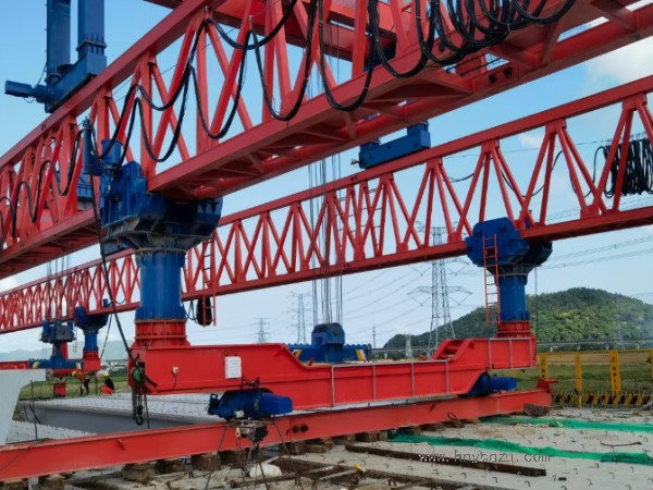 50噸架橋機(jī)施工過程中，如何進(jìn)行設(shè)備維護(hù)和保養(yǎng)？